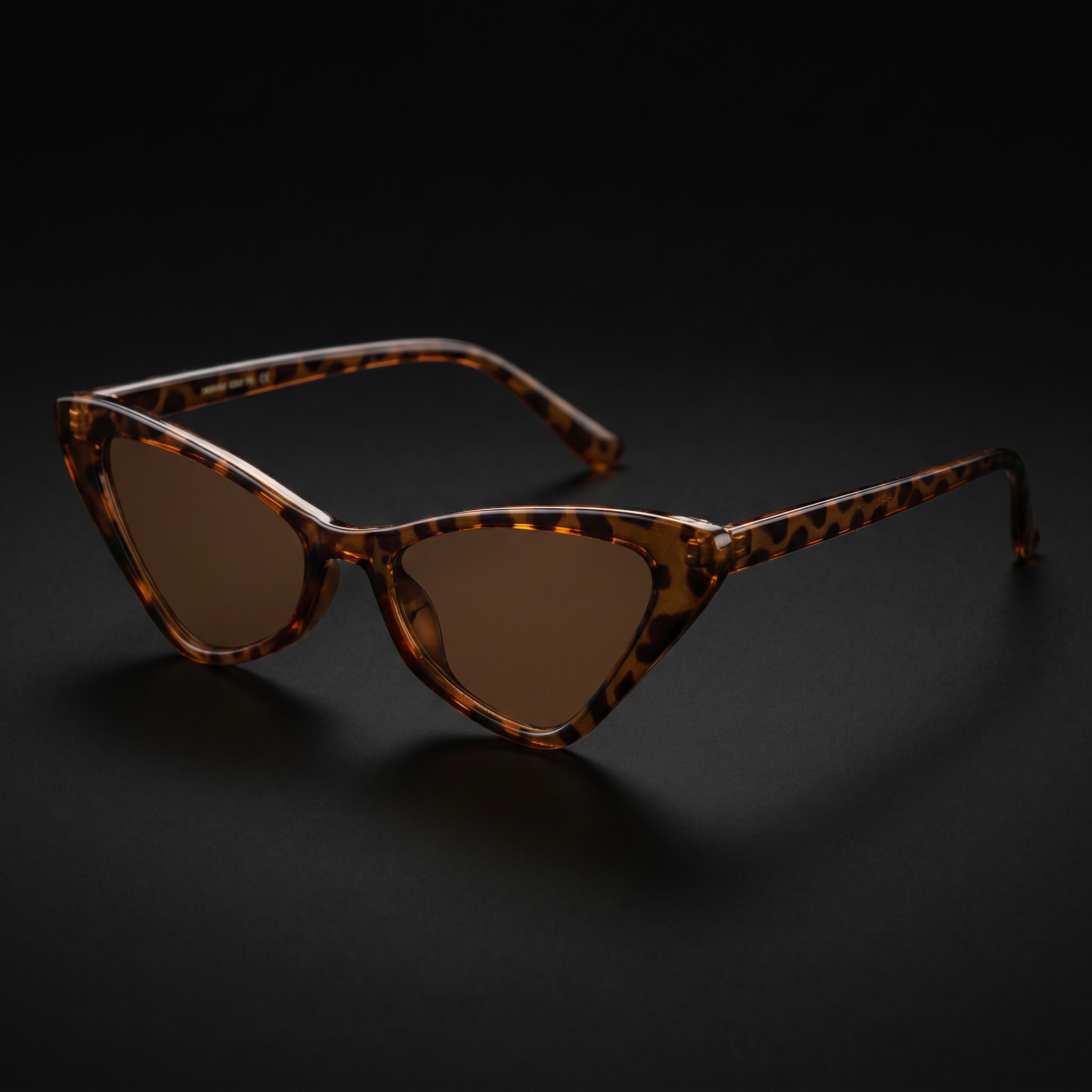 Small Cat Eye Retro 90s Sunglasses – Leopard colorway close-up