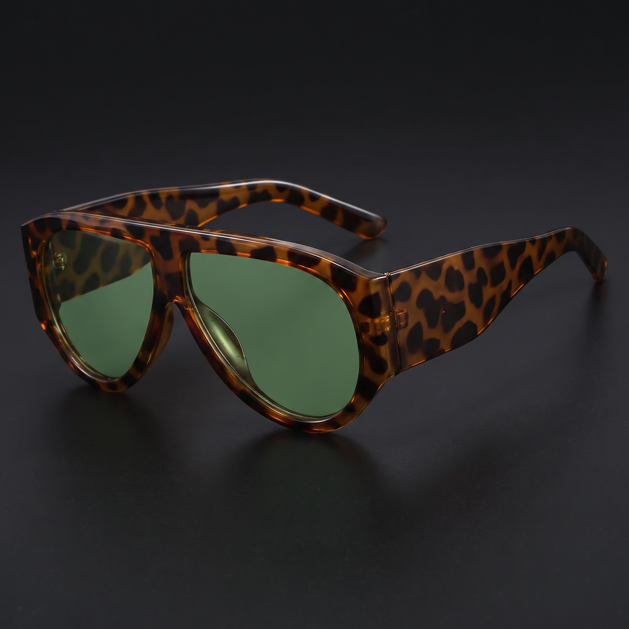 Oversized pilot sunglasses in leopard green — Swervy hip-hop shades